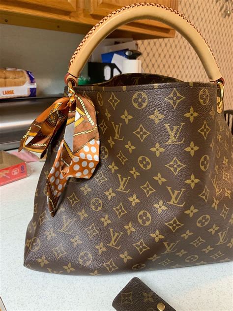 Details of a Genuine Louis Vuitton Bag